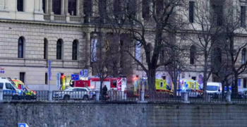 Людей в районе стрельбы в Праге не предупредили об угрозе, заявил очевидец